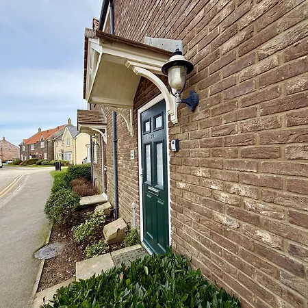 Sandy Paws - Part Of The The Bay Village With Pool, Gym And Direct Access, Pub, Restaurant, Tennis And Meadows Walks Filey